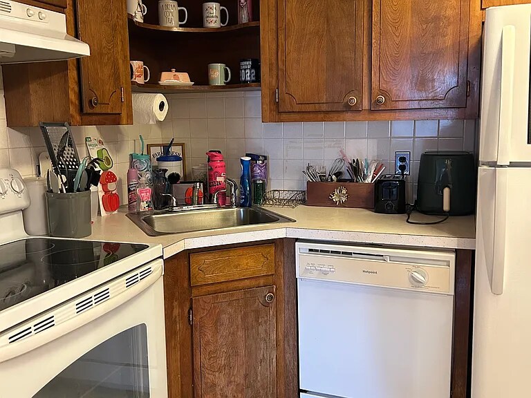 Building Photo - 11 Hallmark Gdns