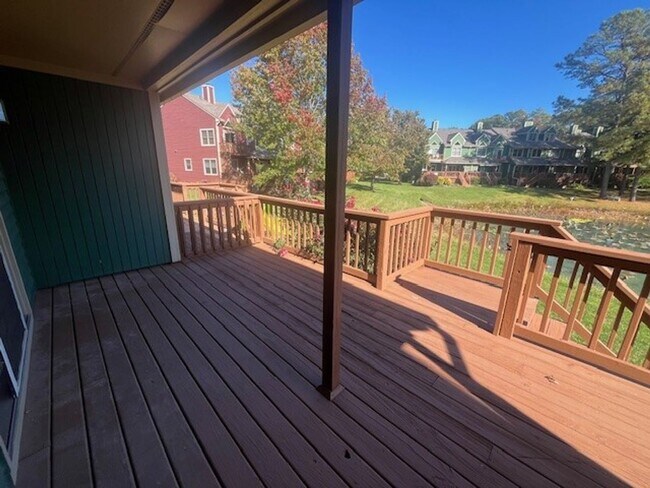 Building Photo - Gorgeous home with boat slip and water views