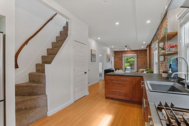 Building Photo - Available NOW! 3 Bedroom 1 Bath Home in Denver!