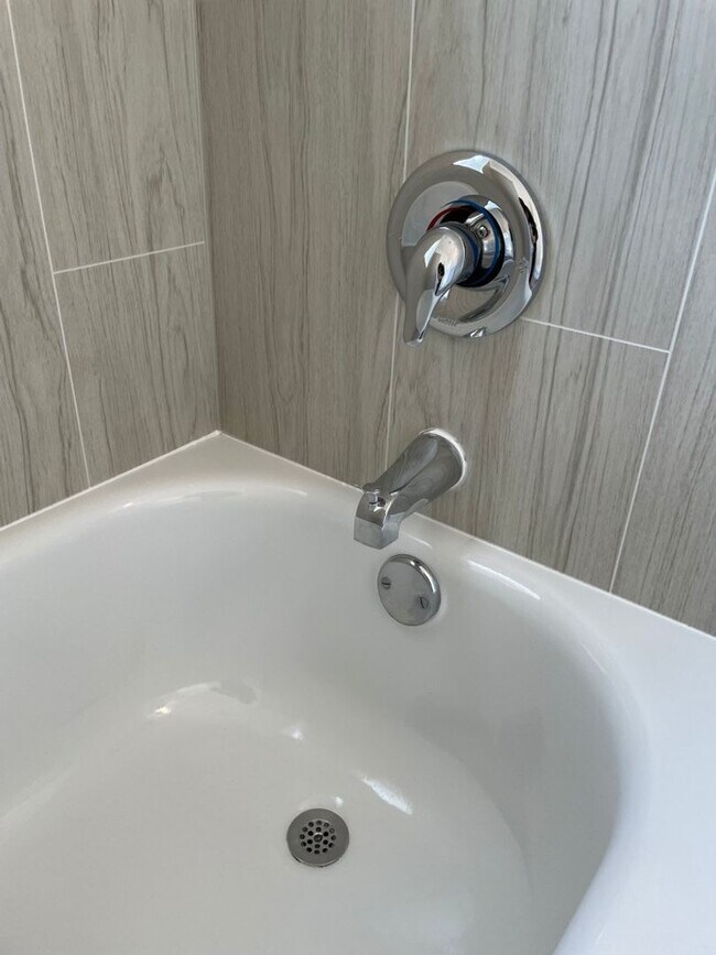 Building Photo - GORGEOUS 2/1 -  RENOVATED! Stainless, Granite, In Unit W/D