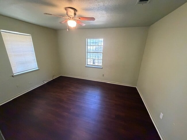 Building Photo - Large 4 bed home with 2 Car Garage