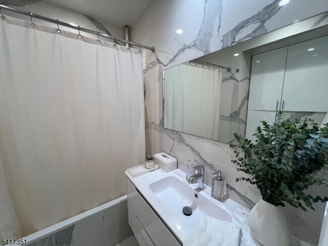 Building Photo - 33 Claremont Ave