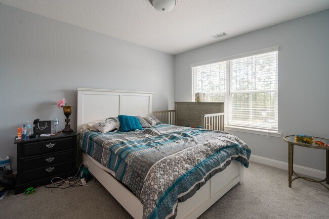 Building Photo - Spacious 4 Bed, 4 Bath
