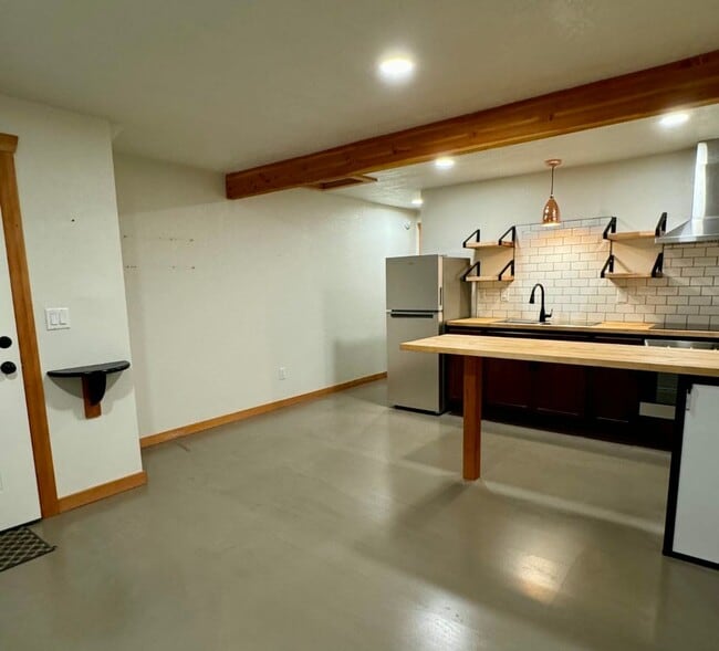 Building Photo - Charming 1BR in Convenient Eugene Location!
