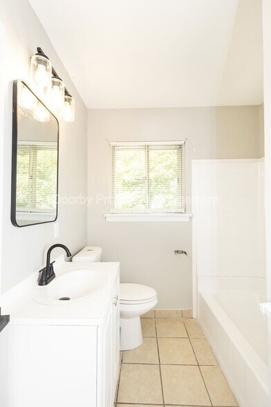 Building Photo - 1127 Clermont Dr