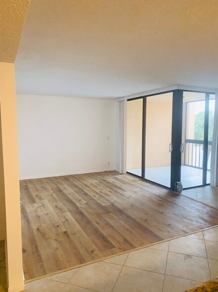 Wood laminated floor - 950 Egret Cir