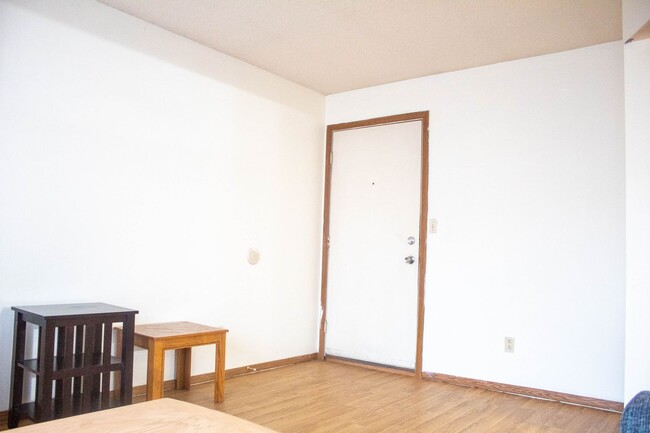 Interior Photo - 907 W Oregon