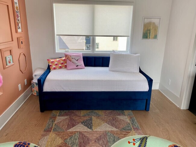 Building Photo - 400 33rd Ave N