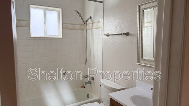 Building Photo - 523 E Malibu Dr