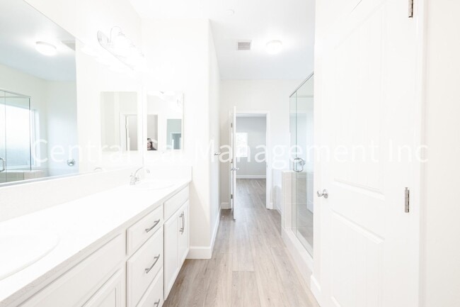 Building Photo - 4 bedroom/3 Bath Home with Solar in the Southwest - $3195 Per Month!
