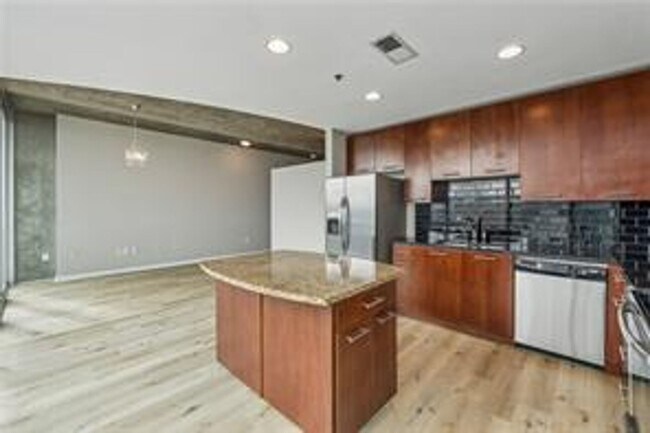 Building Photo - 1 Bedroom + 1 Bath with Views of Buckhead!