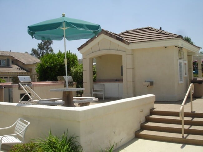 Building Photo - Spacious 4-Bedroom Home in Valencia's Nort...