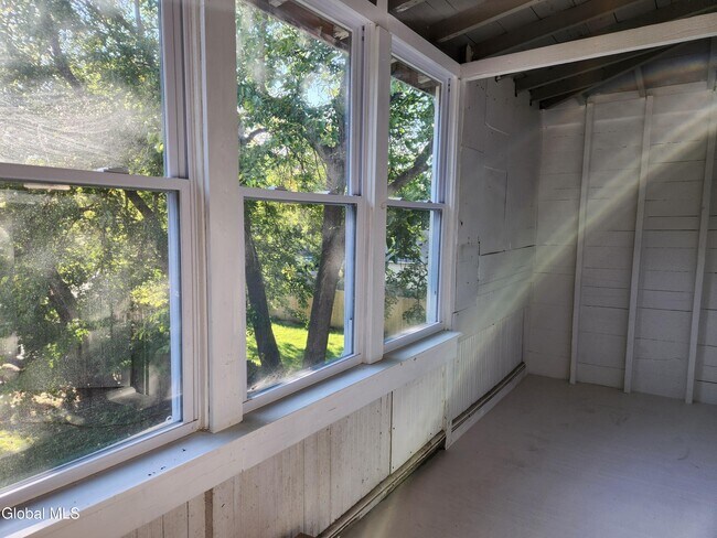 Building Photo - 11 Ingersoll Ave