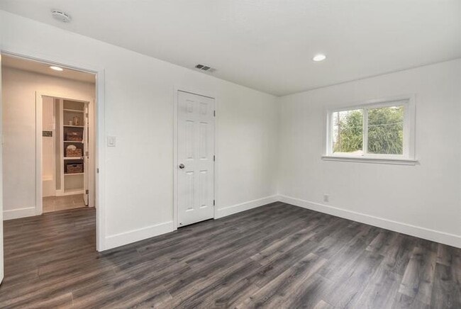 Building Photo - Beautifully Remodeled Duplex - 2 Bed, 1 Bath