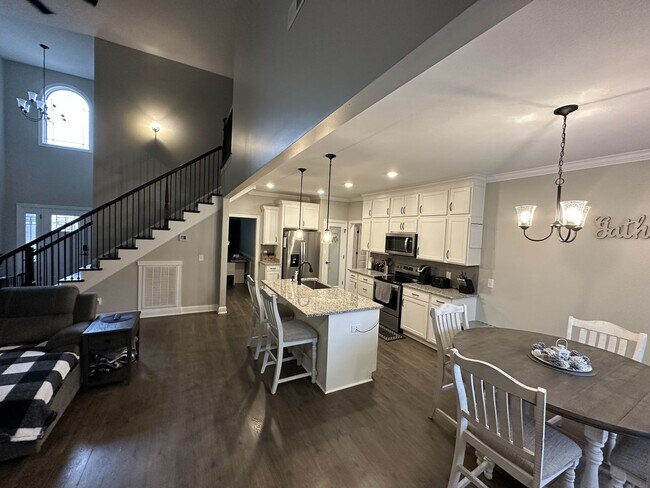 Building Photo - 4 Bedroom 3 Bathroom Home with Bonus Room!