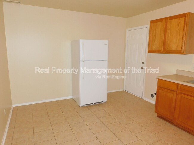 Building Photo - 2405 E Florida St