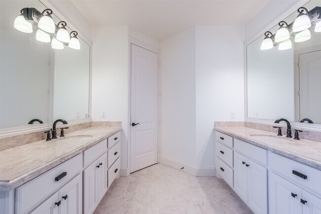 Building Photo - 407 W Bell St