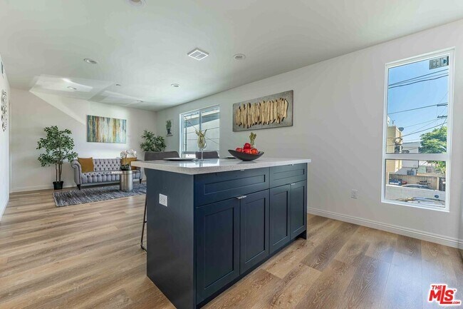 Primary Photo - 815 N Kingsley Dr