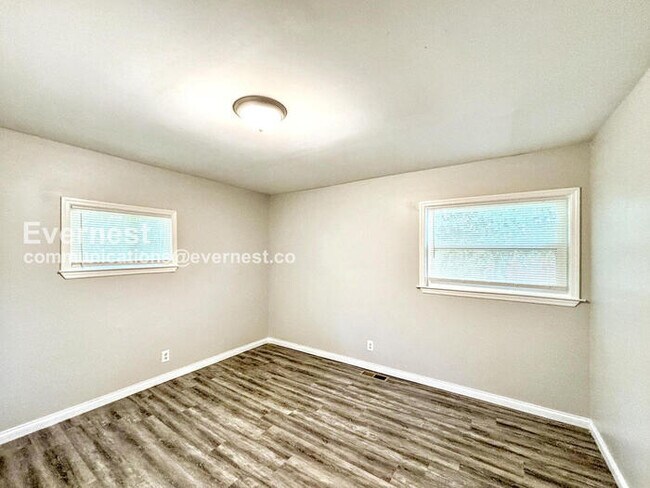 Building Photo - 4 Bed, 2 Bath Home with Modern Amenities / Pet-Friendly / Available Now!