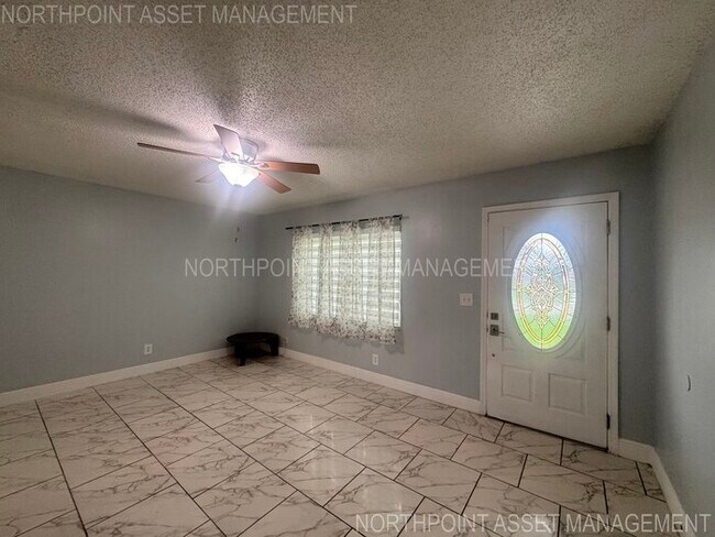 Building Photo - PRICE REDUCED FOR QUICK MOVE IN!! 2-2 Home...