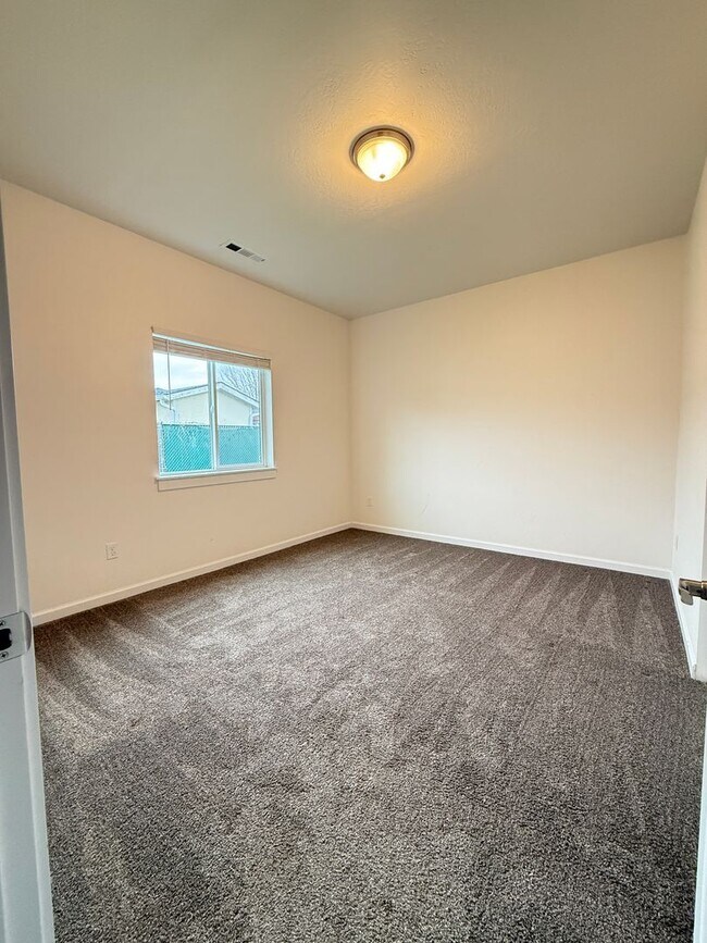 Building Photo - Quiet Cul-De-Sac Living in White City