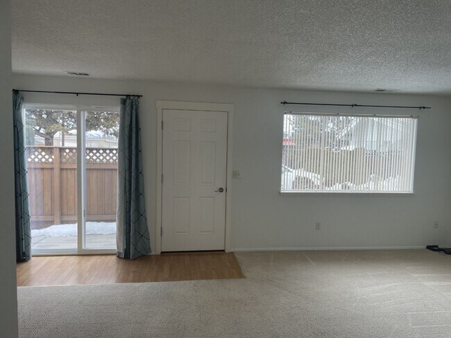 Building Photo - Amazing 2 Bedroom Available in Sought After East Wenatchee!