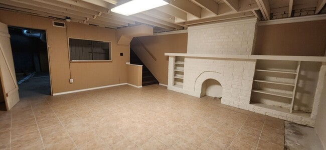 Building Photo - 3 Bedroom 1.5 bath Duplex