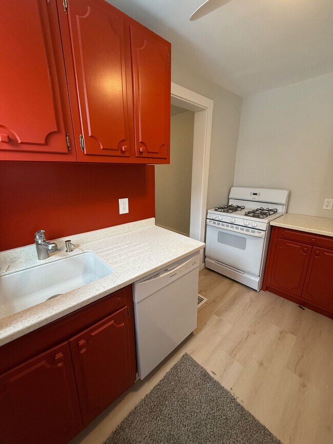 Building Photo - 2 Bed 1 Bath in Swissvale!