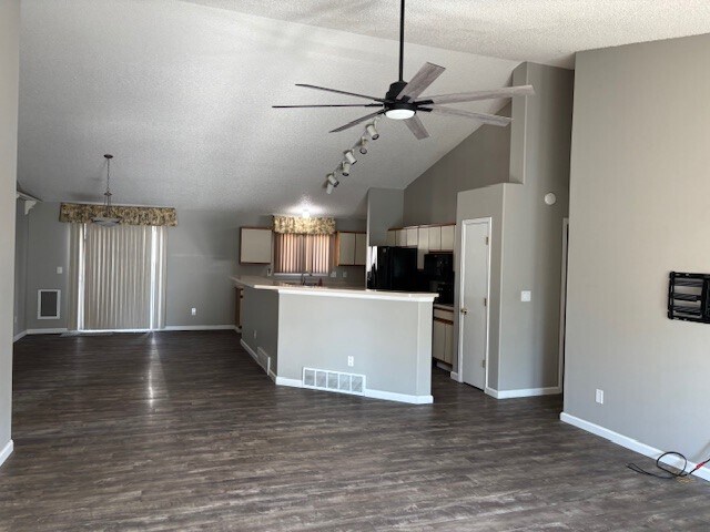 Building Photo - 6650 Holt Dr