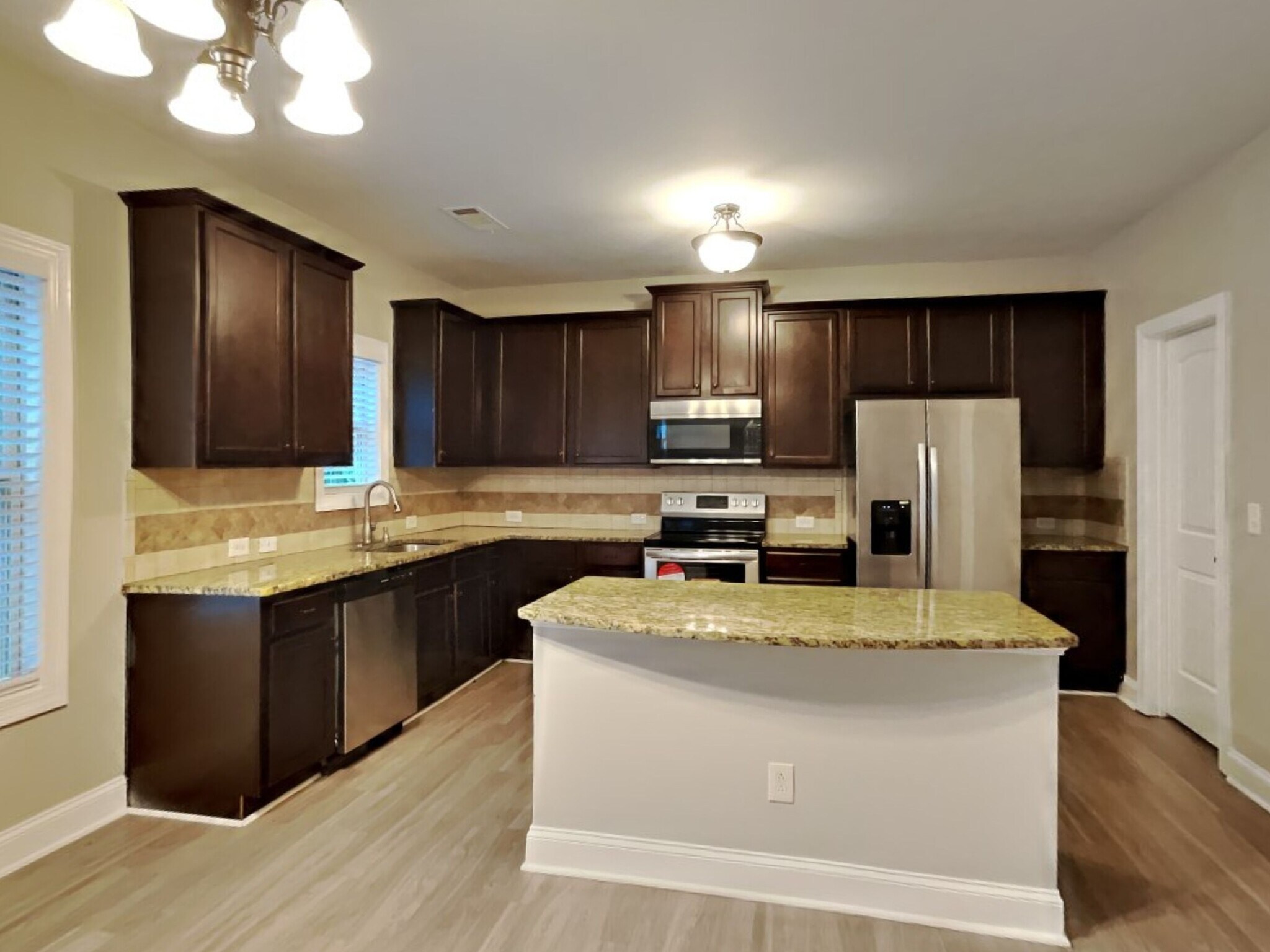 Building Photo - 400 Louise Way