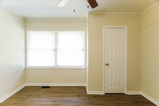 Building Photo - Charming and newly updated 3BR 1 Bath home in the heart of Center Point!