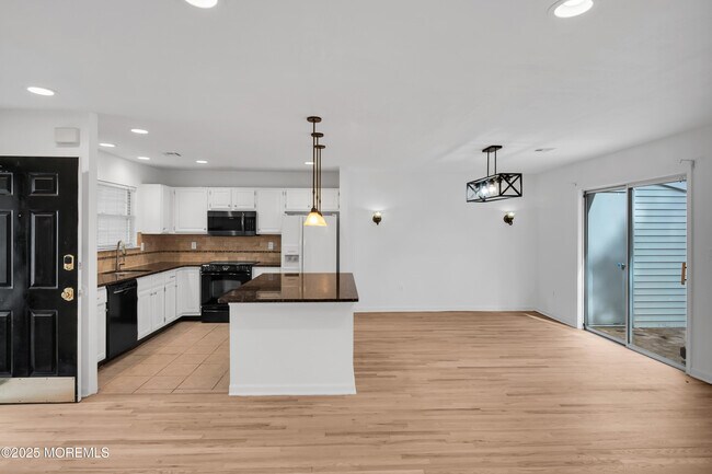 Building Photo - 9 Ambrose Ln