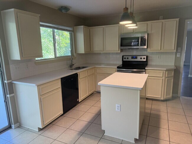 Building Photo - 120 Wind Ridge Dr