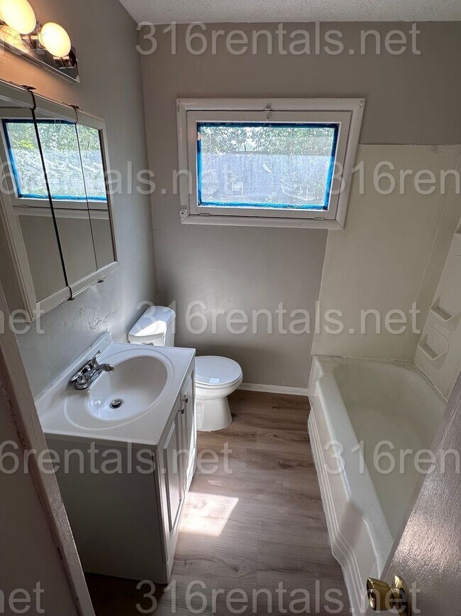 Building Photo - $950 - **COMING SOON** 2 bedroom / 1 bathroom - Haysville Single Family Home