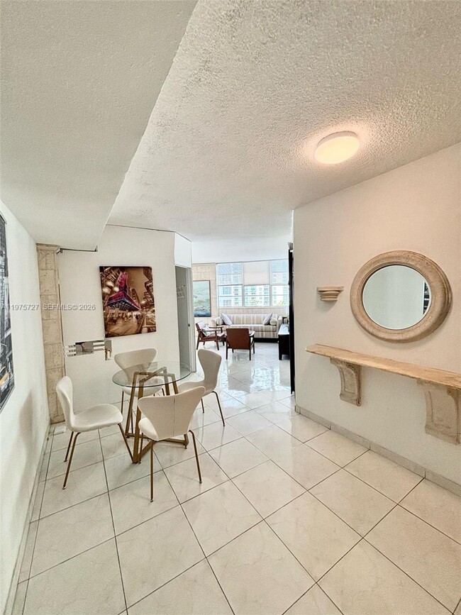 Building Photo - 905 Brickell Bay Dr