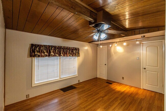 Building Photo - 2006 Piedra China St