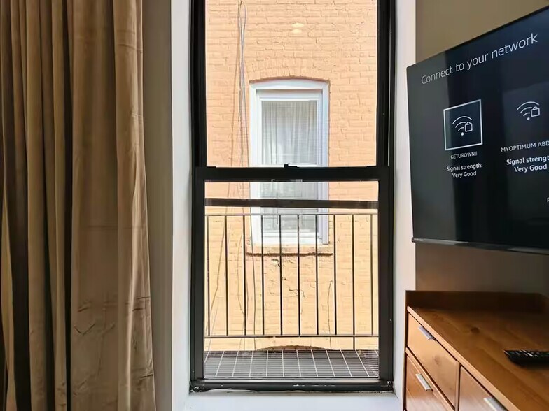 Building Photo - Furnished room/NOT APARTMENT