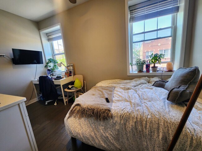 Building Photo - 1409 W Diversey Pkwy