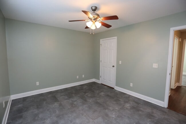 Building Photo - 3 Bedroom House close to Town!