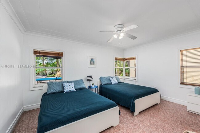 Building Photo - 1051 NE 89th St