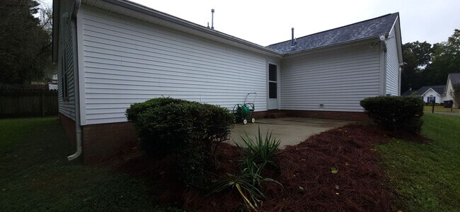 Building Photo - Great one level home close to shopping and highway