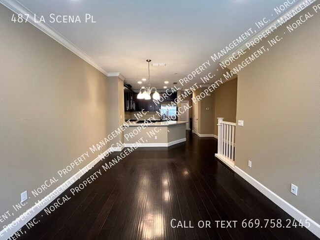 Building Photo - 487 La Scena Pl