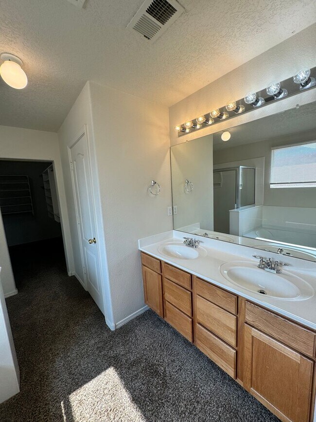 Building Photo - 4 bed 2.5 bath home in Huning Ranch