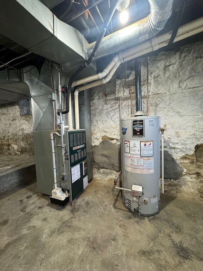 Building Photo - Spacious 4-Bed 2-Bath House!!