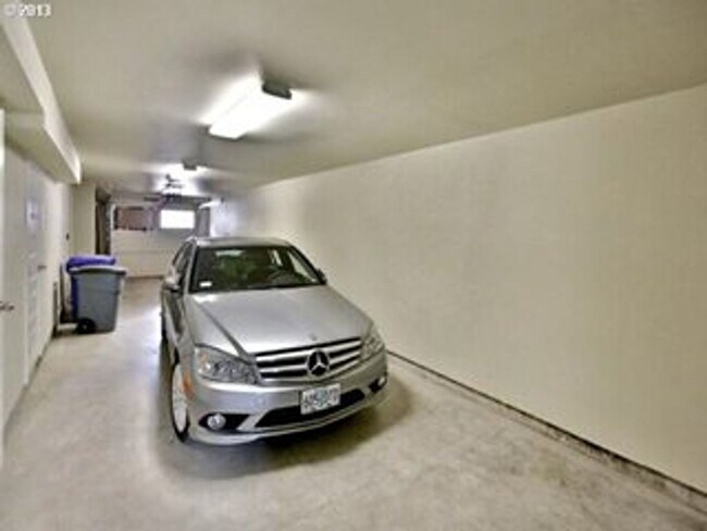 Building Photo - Prime Location, Overlook Townhome!