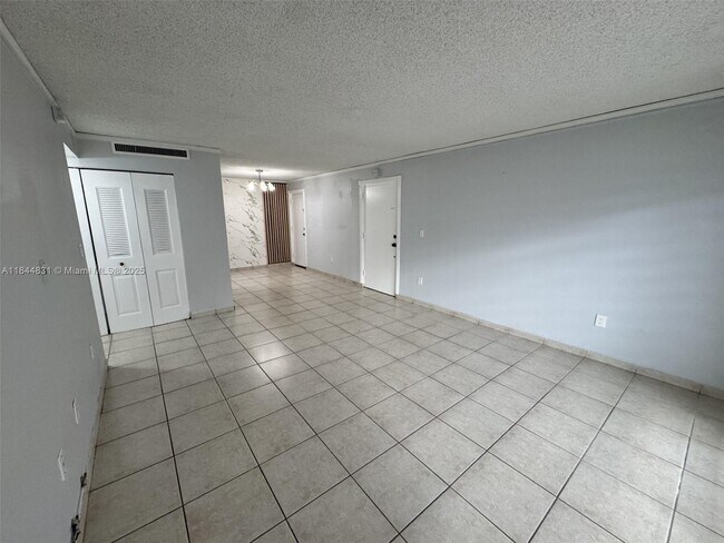 Building Photo - 7101 Miami Lakes Dr