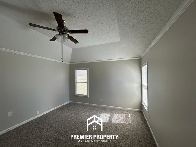 Building Photo - Spacious 3BR Memphis Home | Vaulted Ceilings, Fireplace, 2-Car Garage & Fenced Yard