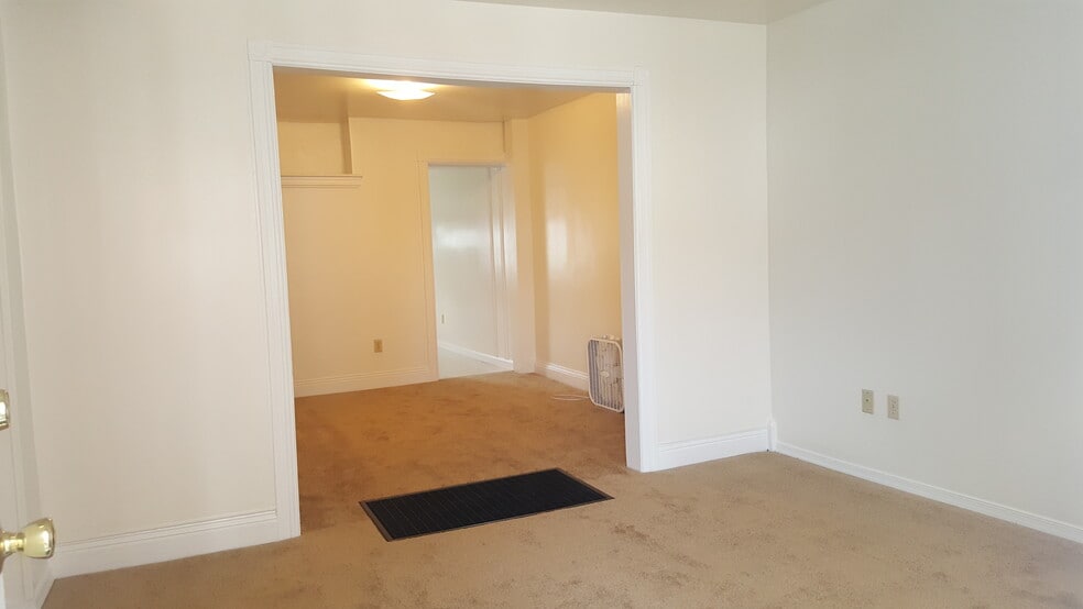 WALK INTO LIVING ROOM SEE DINING ROOM & ENTRANCE TO KITCHEN - 526 Pearl St