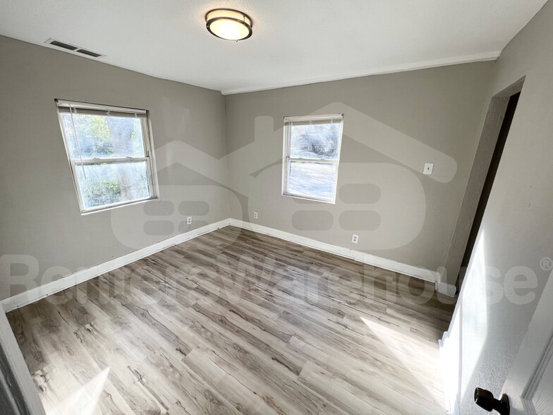 Building Photo - 6841 Walrond Ave