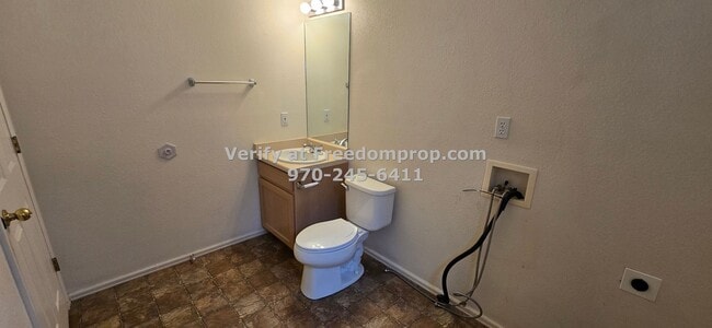 Building Photo - Near CMU 2 Bedroom 1.5 Bath Townhouse